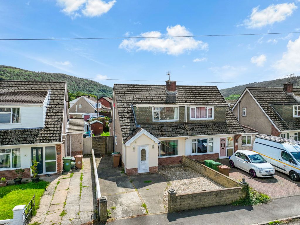 3 bed semidetached house for sale in Glyn Eiddew, Llanbradach