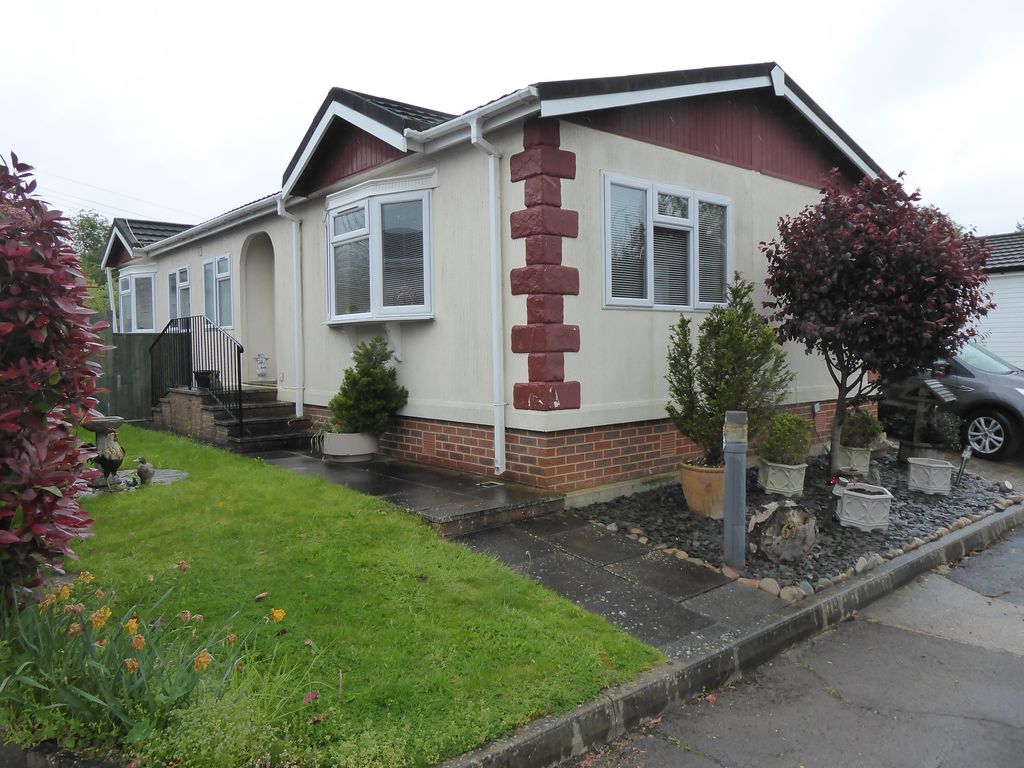 2 bed mobile/park home for sale in Roof Of The World, Boxhill Road