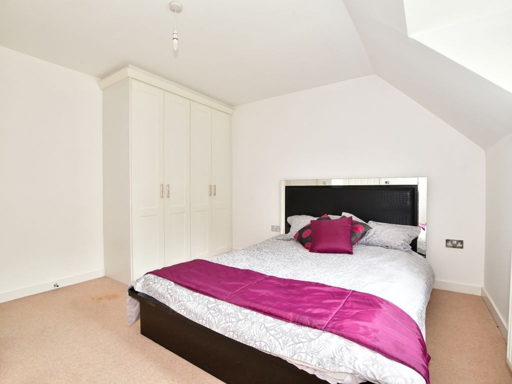 Room to rent in The Squires, Pease Pottage RH11, £750 pcm Zoopla