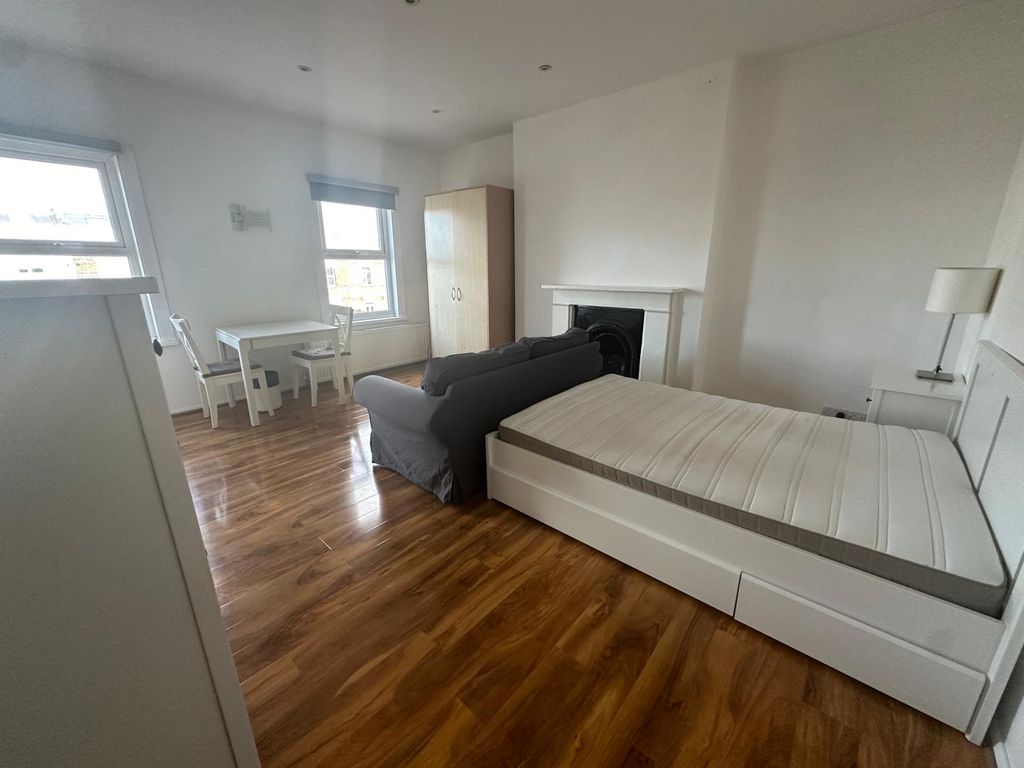 Studio to rent in Boulevard House, London W12, £1,350 pcm Zoopla