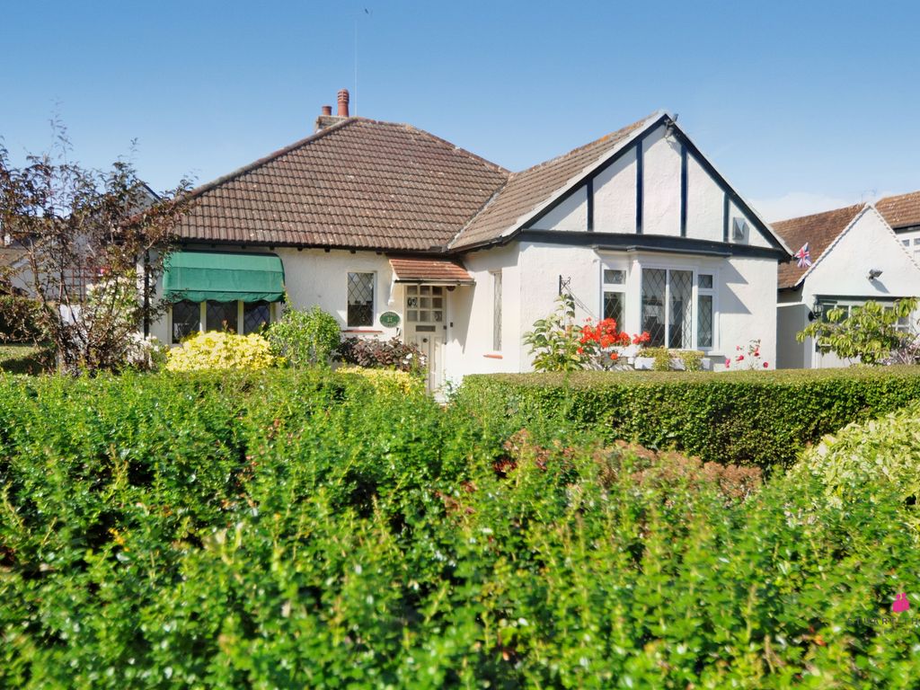 2 bed detached bungalow for sale in Canvey Road, LeighOnSea SS9, £