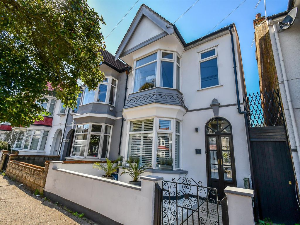 3 bed terraced house for sale in Oakleigh Park Drive, LeighOnSea SS9