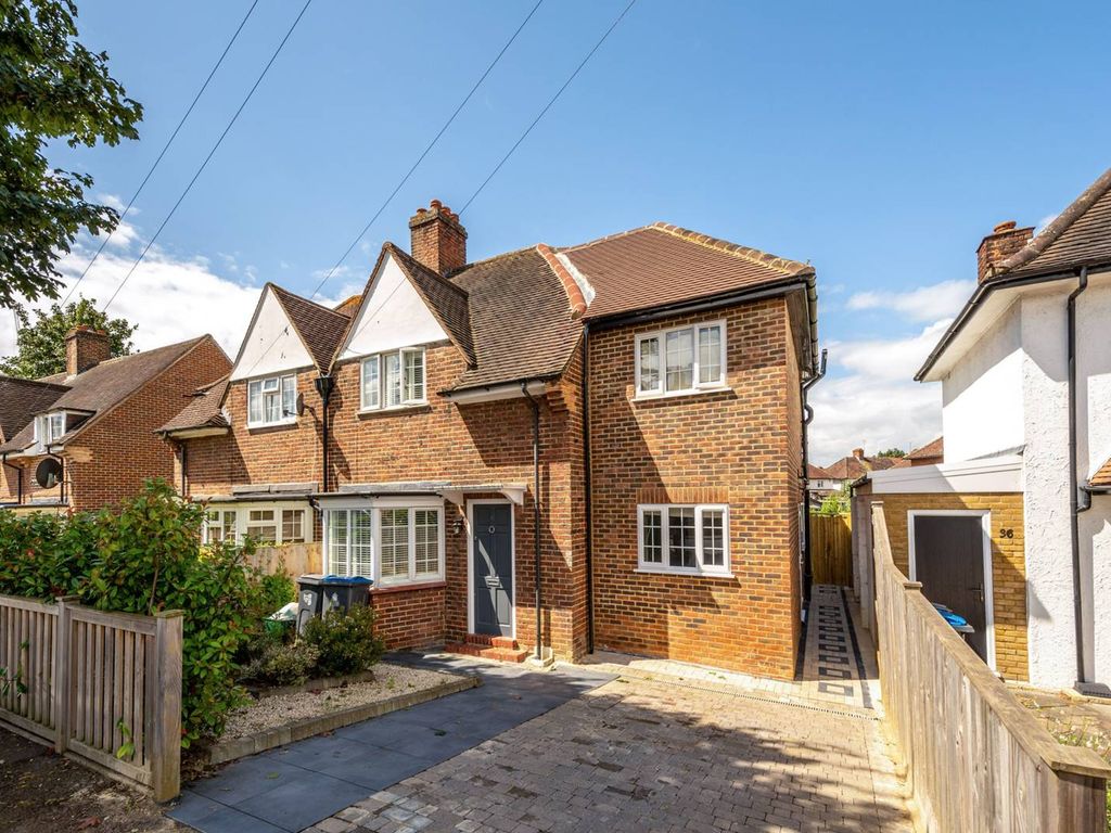 Studio to rent in Long Walk, New Malden KT3, £1,450 pcm Zoopla