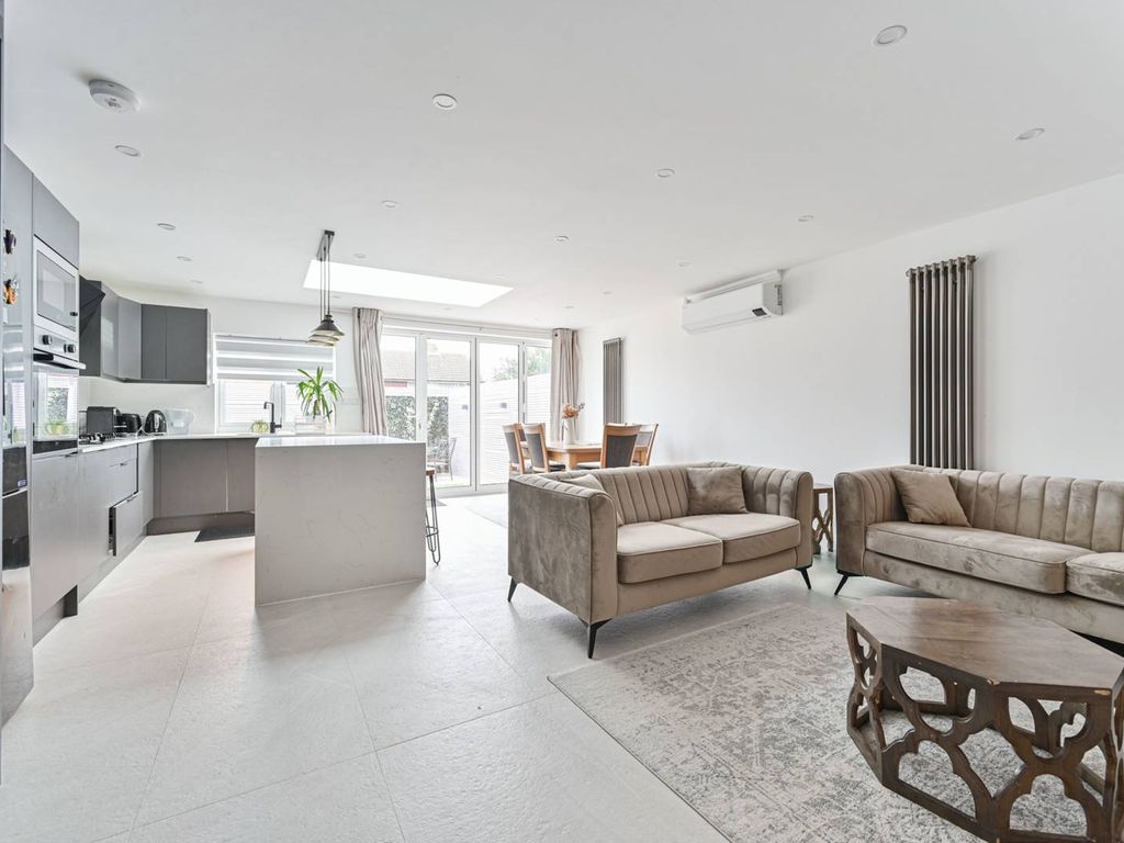 5 bed end terrace house for sale in Upper Shirley Road, Shirley