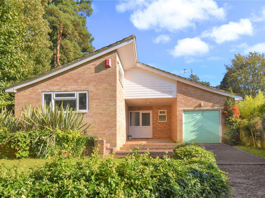 3 bed detached bungalow for sale in Apple Tree Close, Newbury RG14, £