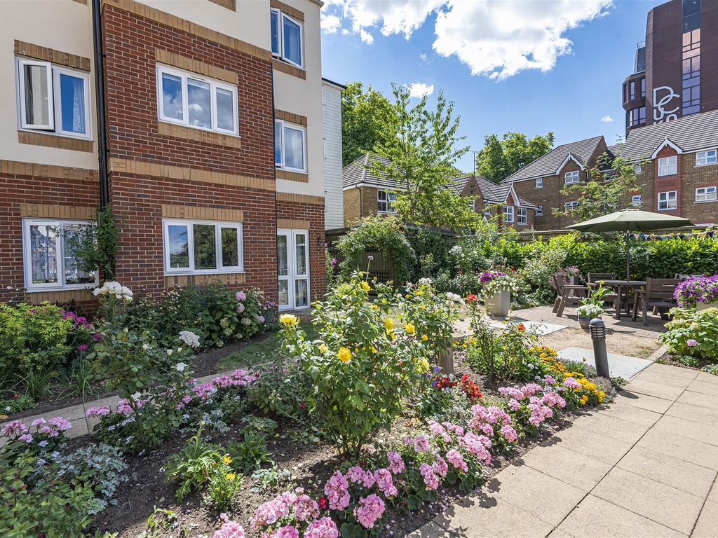 Grove Road, Woking GU21  