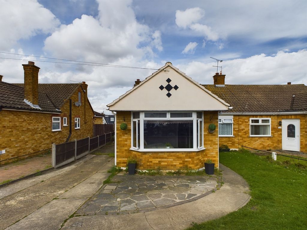 4 bed semidetached bungalow for sale in Thames Crescent, Corringham