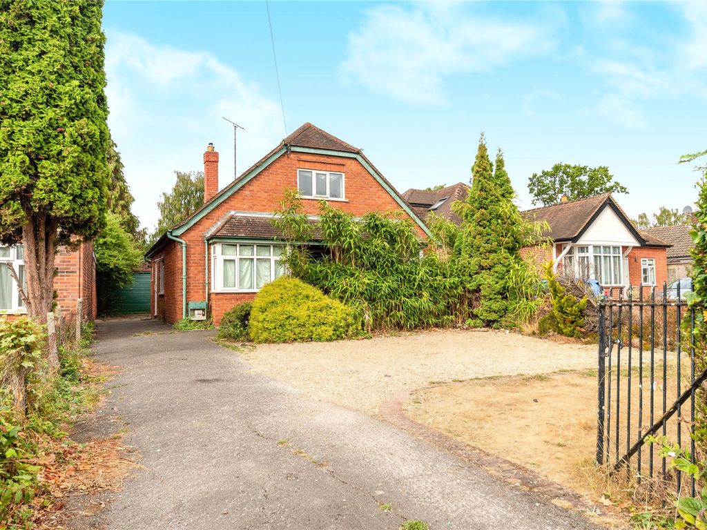 3 bed bungalow for sale in Crockhamwell Road, Woodley, Reading
