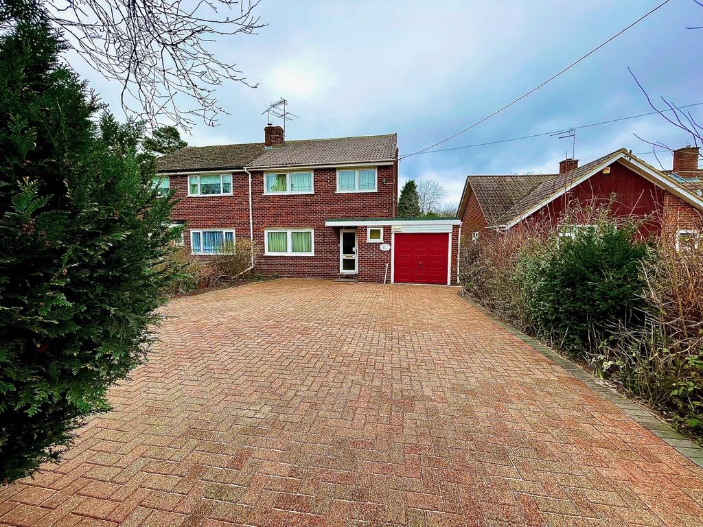 4 bed semidetached house for sale in Station Road, Stoke Mandeville
