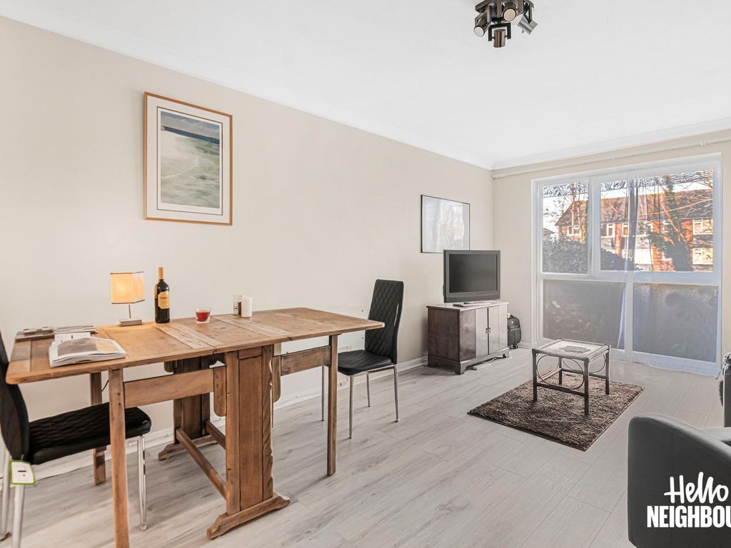 1 bed flat to rent in Beddington Manor, Eaton Road, Sutton SM2, £1,250