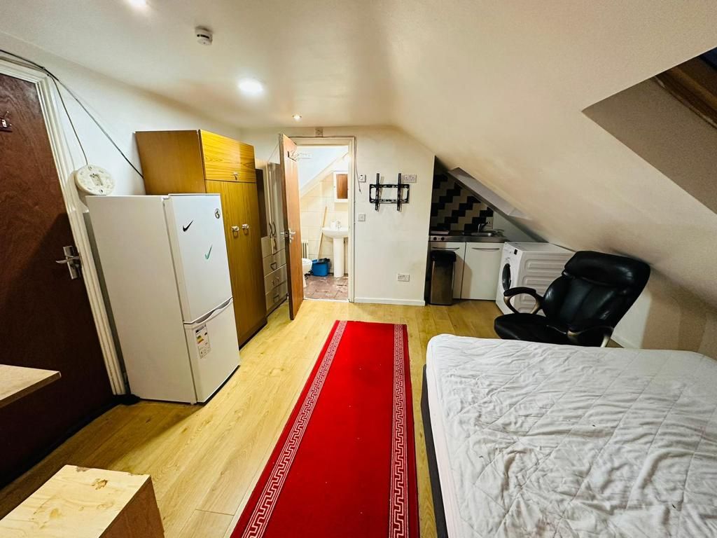 Studio to rent in High Road, Leyton E10 Zoopla