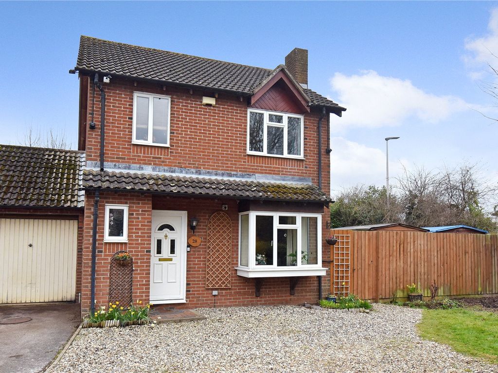 3 bed linkdetached house for sale in Mayow Close, Thatcham, Berkshire