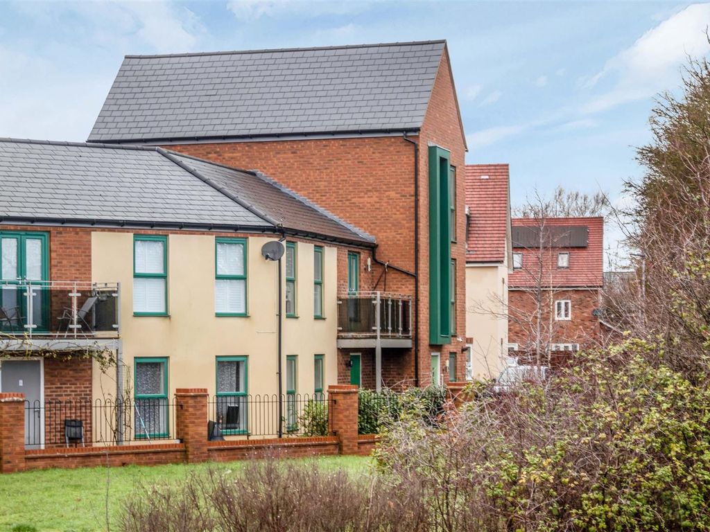 5 bed town house for sale in Barrosa Way, Whitehouse, Milton Keynes MK8