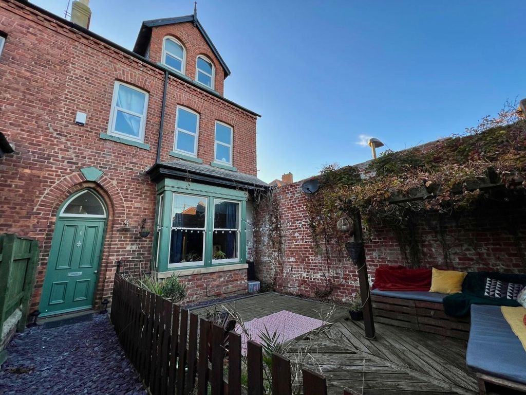 4 bed end terrace house for sale in Beaconsfield Square, Headland