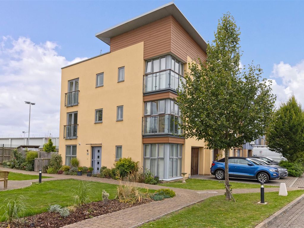 3 bed property for sale in Bluebell Way, Worthing BN12, £460,000 Zoopla