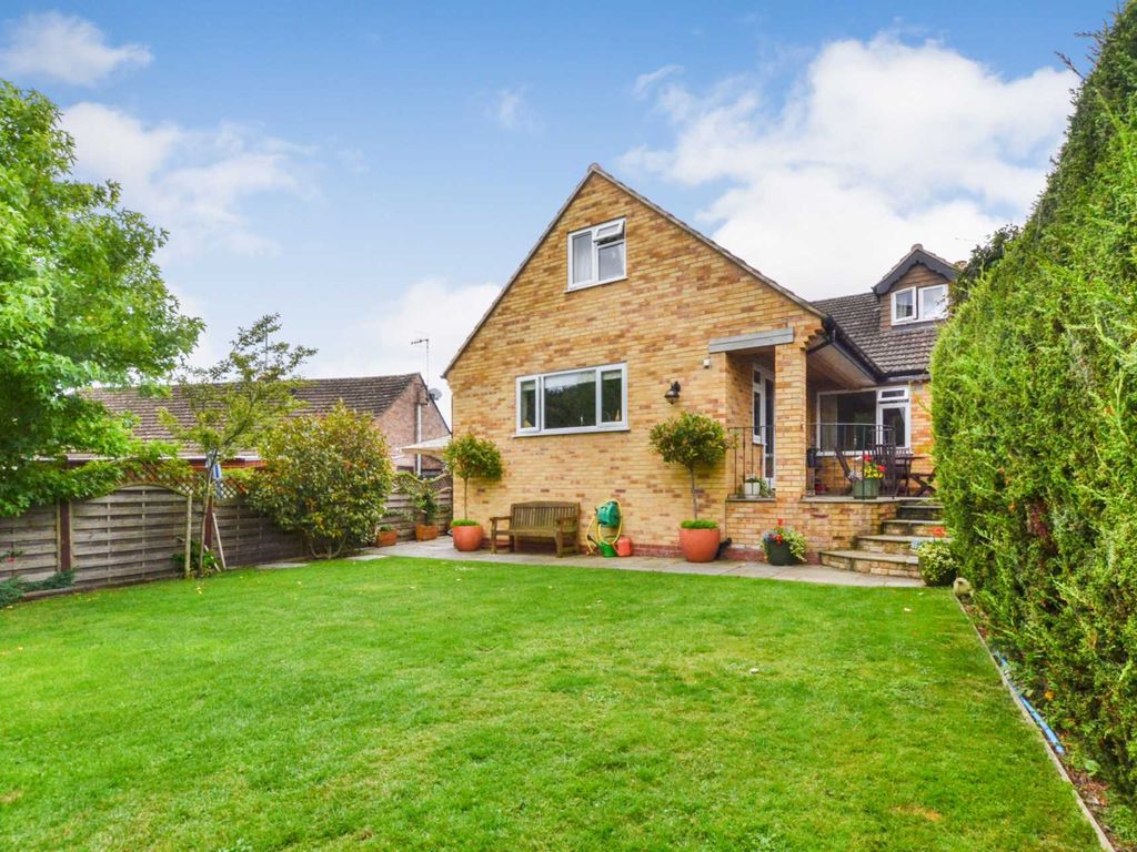 4 bed semidetached house for sale in Orchard Road,