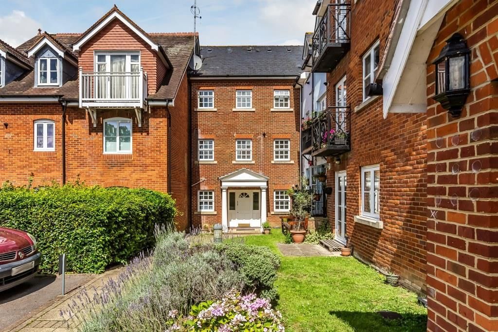 2 bed flat for sale in Horsham Road, Dorking RH4, £325,000 Zoopla