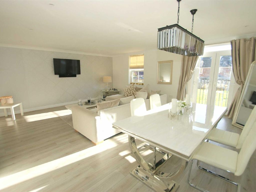 2 bed flat to rent in Stoneleigh Court, Moortown, Leeds LS17 Zoopla
