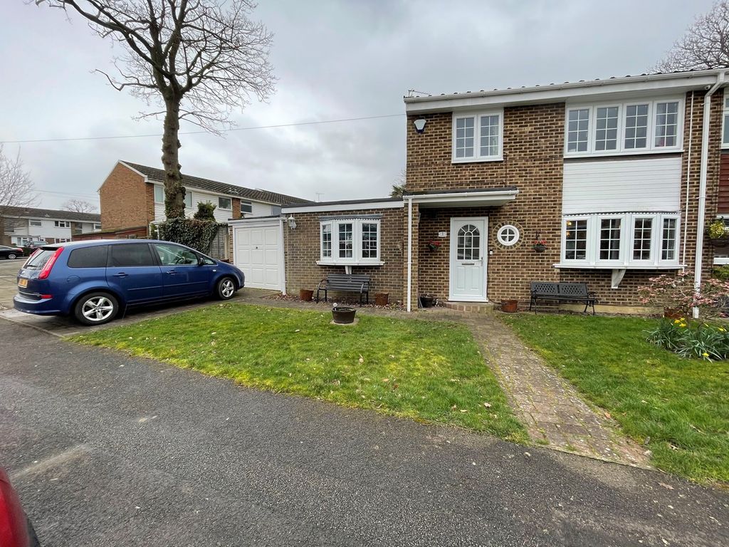 4 bed end terrace house for sale in Style Close, Parkwood, Rainham ME8