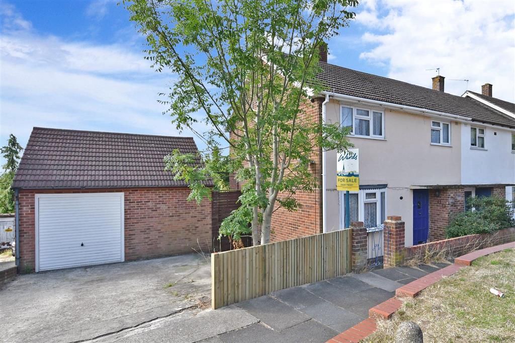 3 bed end terrace house for sale in Laburnum Road, Strood, Rochester
