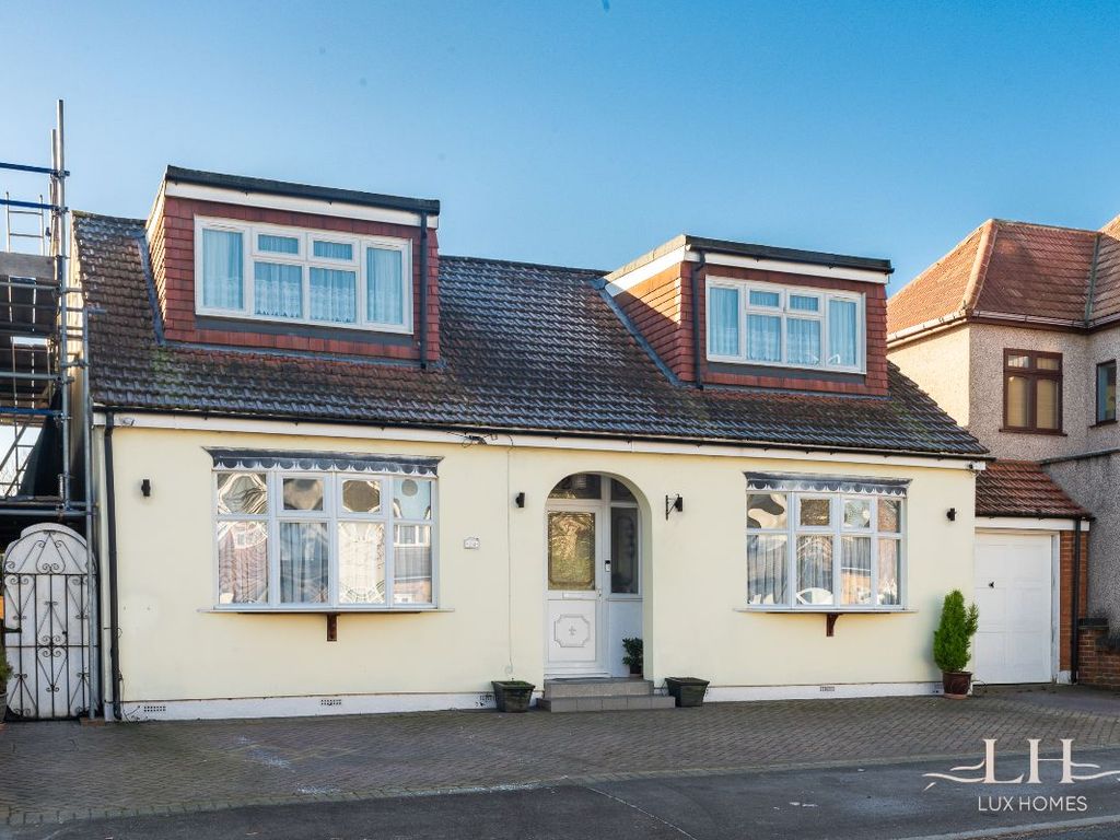 4 bed detached bungalow for sale in The Lodge, Hornchurch Road