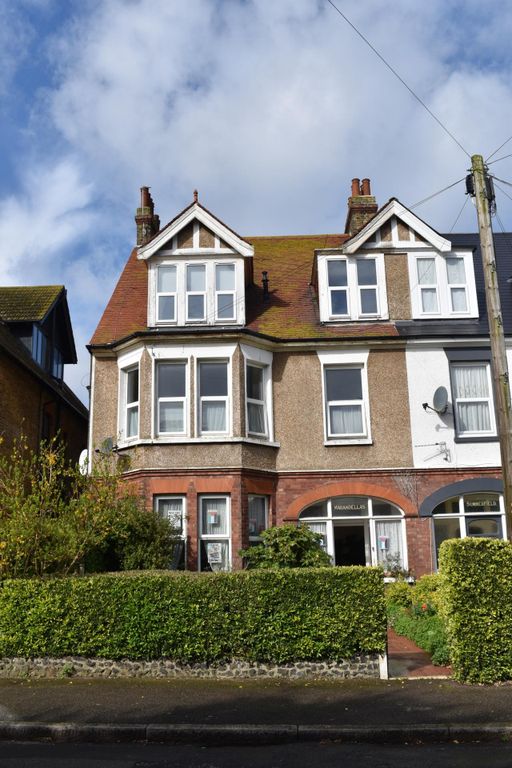 2 bed flat to rent in Cornwall Gardens, Cliftonville CT9, £875 pcm Zoopla