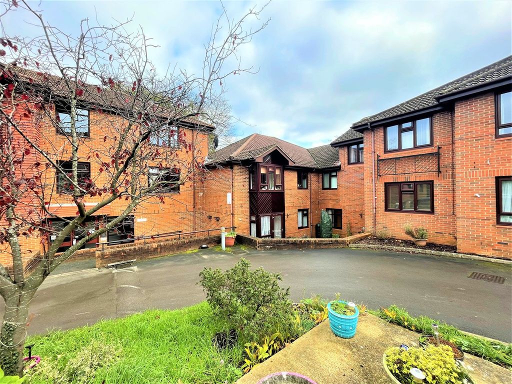 1 bed property for sale in Worplesdon Road, Guildford GU2 Zoopla