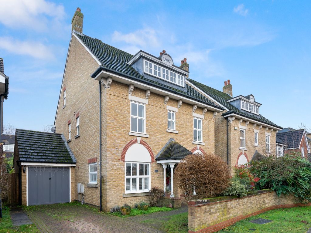 5 bed detached house to rent in Hayward Road, Thames Ditton KT7, £4,000