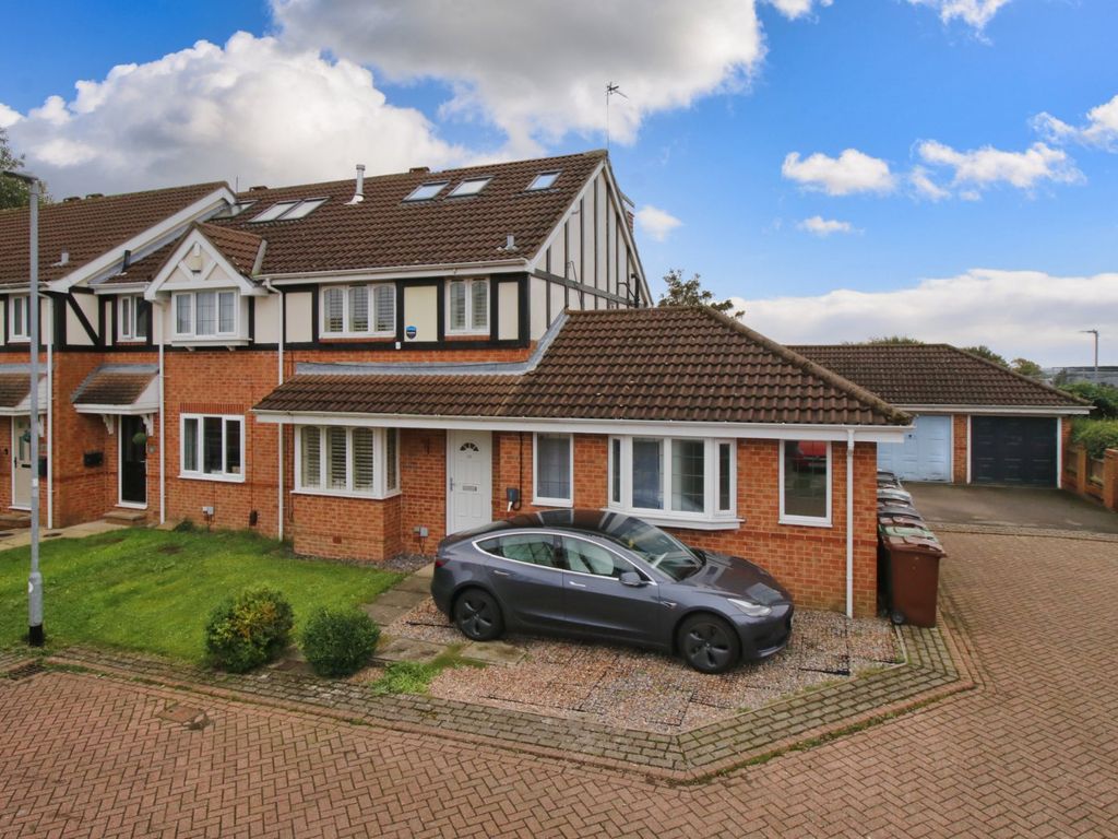 4 bed end terrace house for sale in Lakeside Chase, Rawdon, Leeds, West