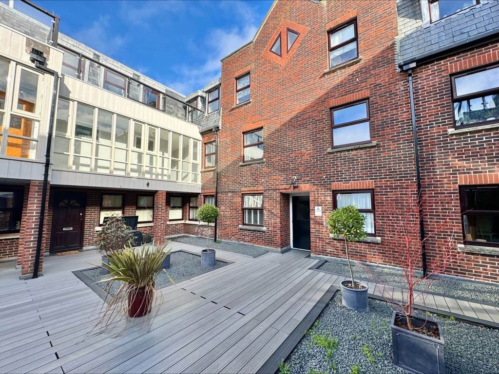 1 bed flat to rent in Strand Street, Poole BH15, £950 pcm Zoopla