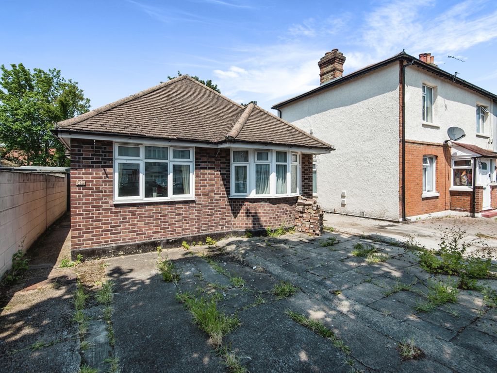 2 bed bungalow for sale in Maswell Park Road, Hounslow TW3 Zoopla