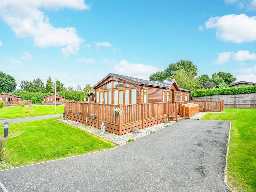 2 bed mobile/park home for sale in Farley Green, Albury, Guildford GU5