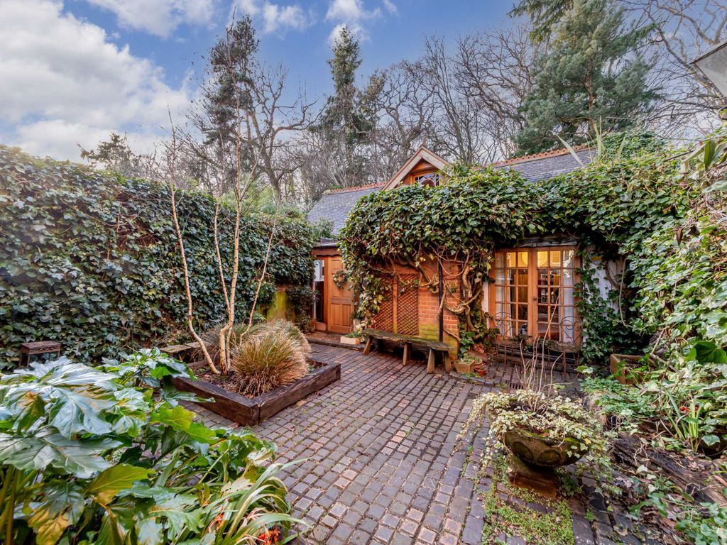 2 bed detached house to rent in Muswell Hill Road, London N10, £3,050