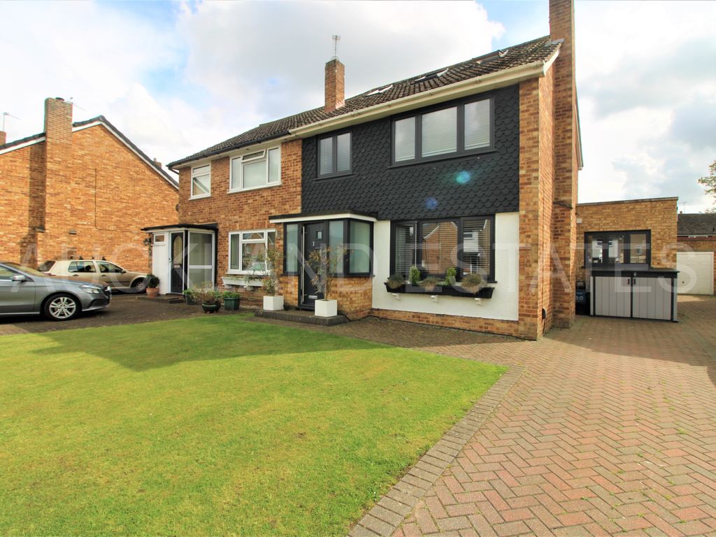 4 bed semidetached house for sale in Northlands, Potters Bar EN6, £