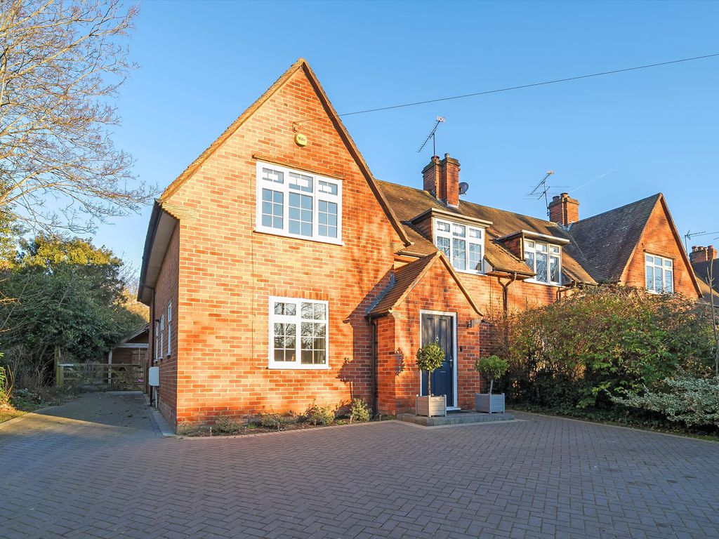 4 bed semidetached house for sale in Pound Lane, Sonning, Reading
