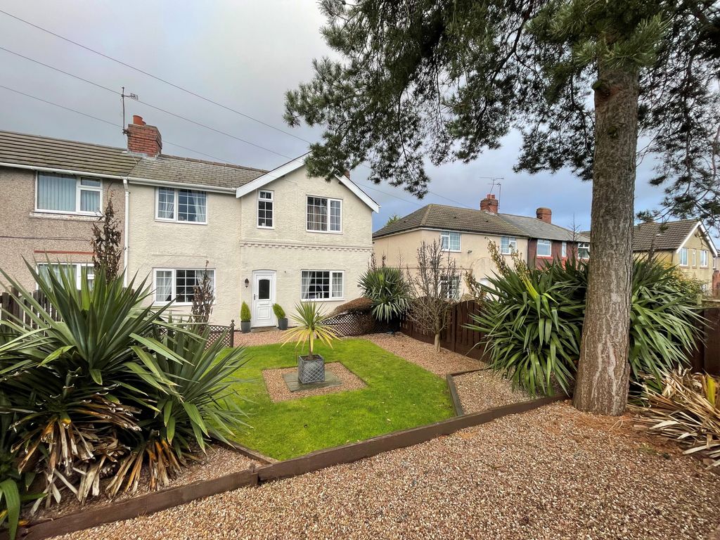 3 bed semidetached house for sale in The Crescent, Thurcroft