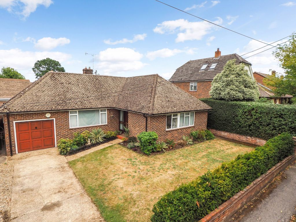 3 bed bungalow for sale in Taylors Lane, Lindford, Bordon, Hampshire