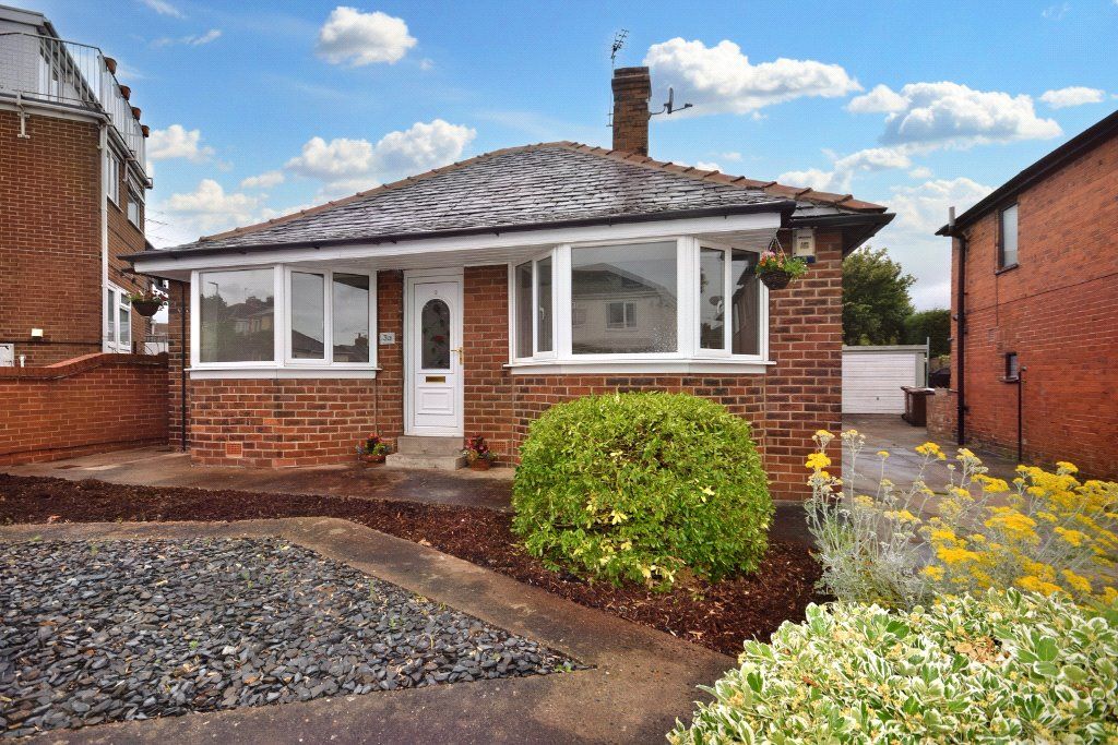2 bed bungalow for sale in Park Avenue, Lofthouse, Wakefield, West