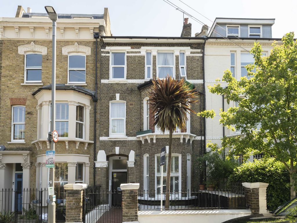 2 bed flat to rent in Stormont Road, London SW11, £2,496 pcm Zoopla