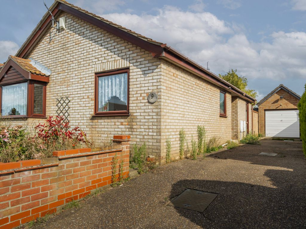 3 bed detached bungalow for sale in Shearwater Drive, Bradwell, Great