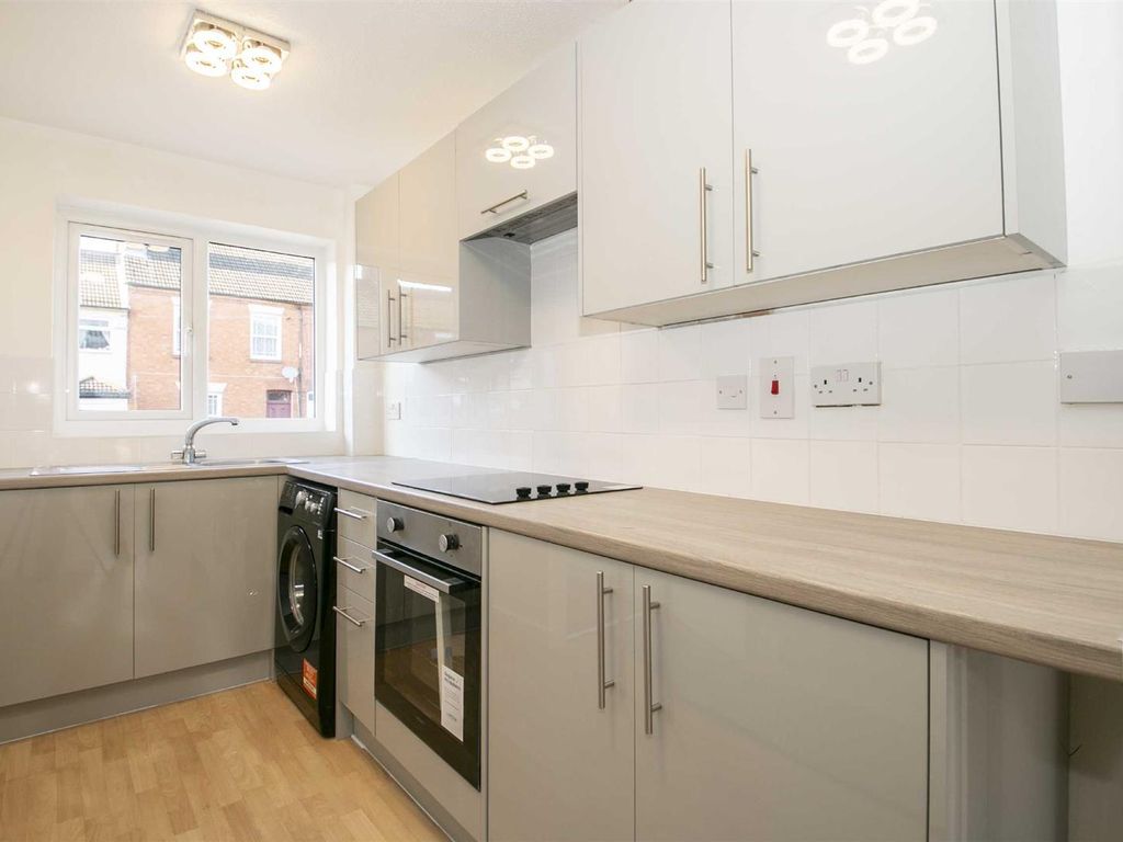 2 bed terraced house to rent in North Street, New Bradwell, Milton