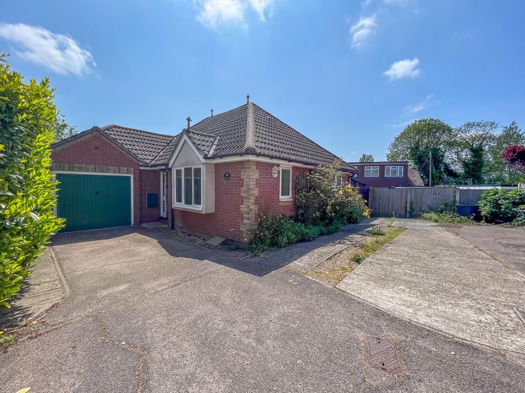 2 bed detached bungalow for sale in Wheatfields, Stambridge, Rochford