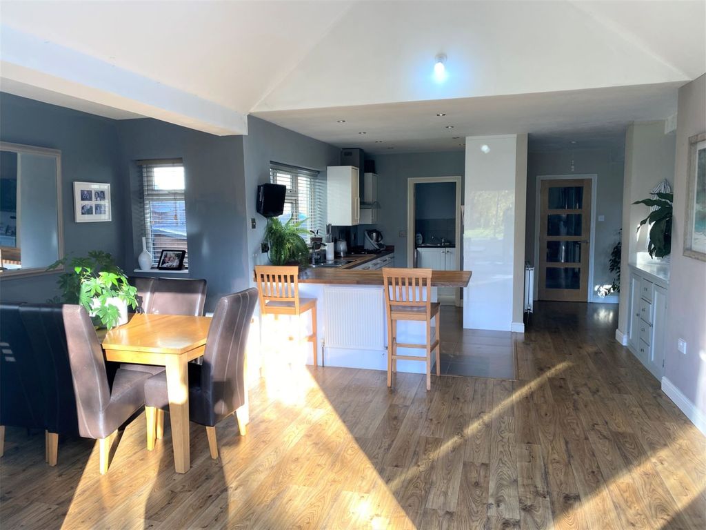 5 bed detached house for sale in Birdwood Road, Maidenhead SL6, £