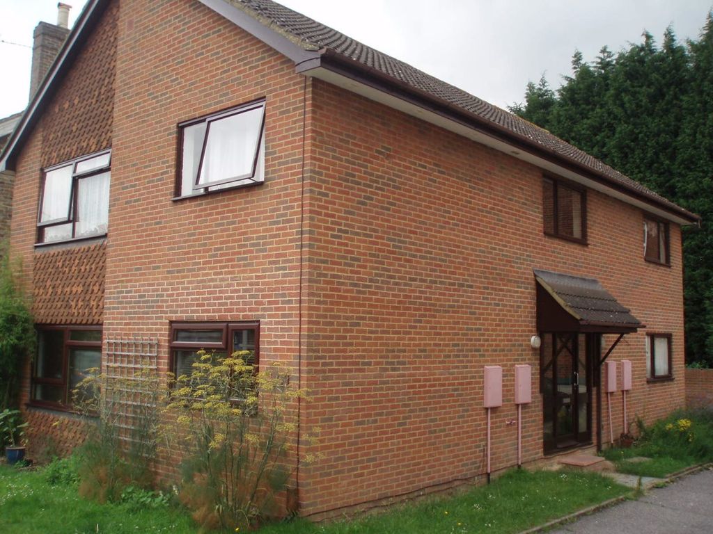 1 bed flat to rent in Charman Road, Redhill RH1, £1,050 pcm Zoopla