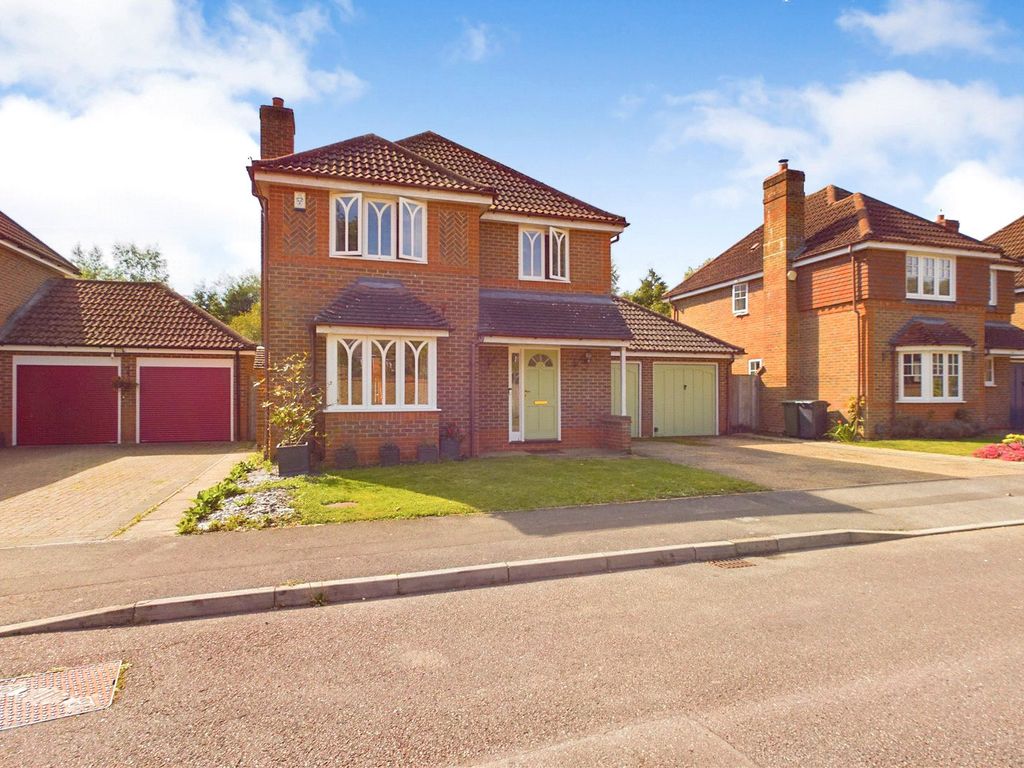 4 bed detached house for sale in Swan Drive, Aldermaston, Reading