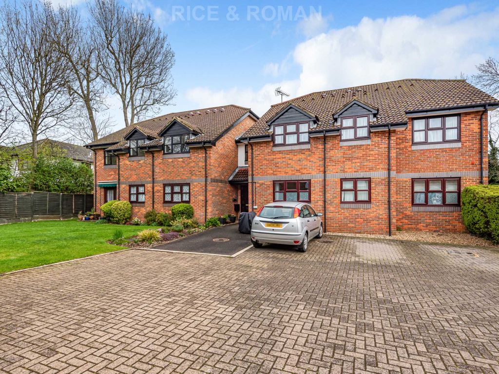 2 bed flat for sale in Pitson Close, Addlestone KT15 Zoopla