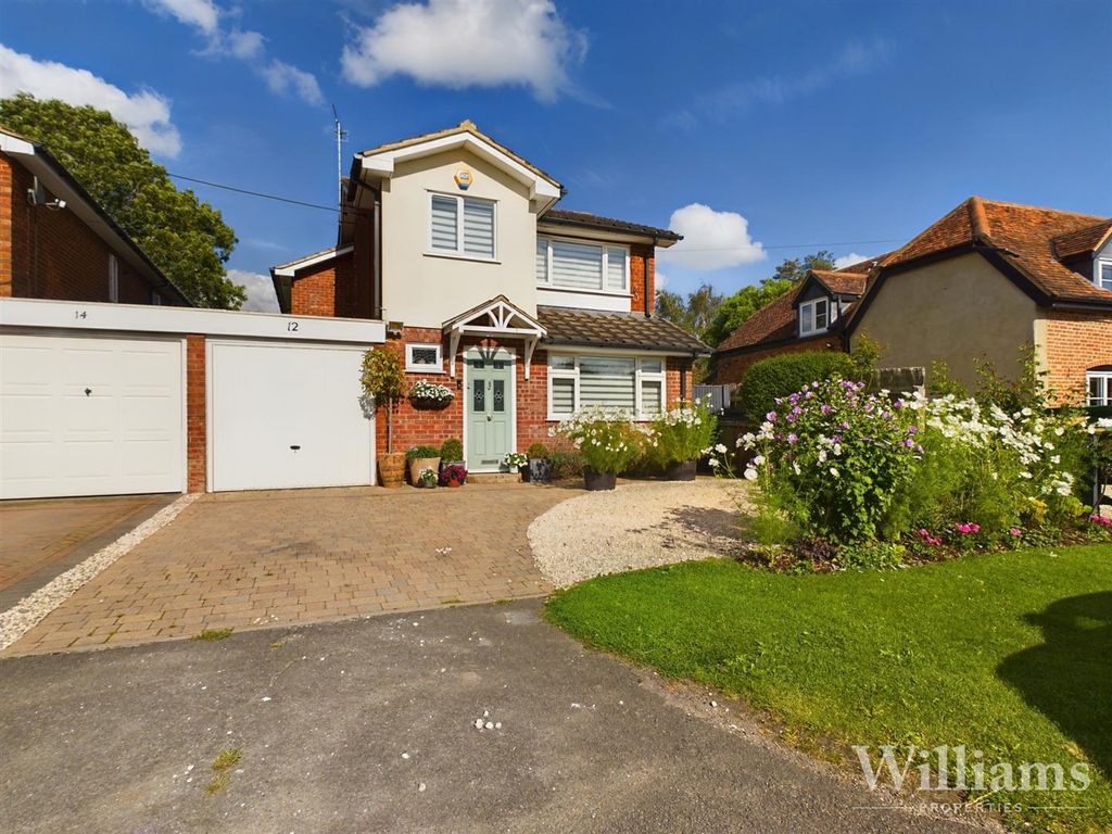 4 bed link detached house for sale in Rowsham Road, Bierton, Aylesbury