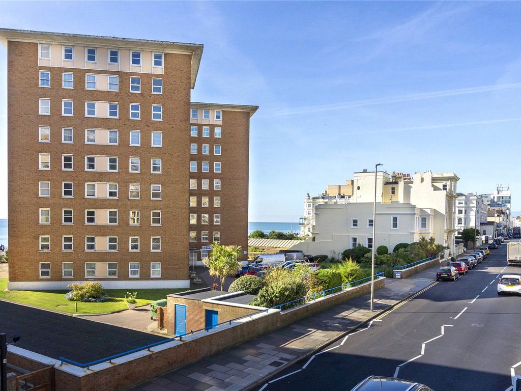 2 bed flat for sale in Courtenay Terrace, Hove, East Sussex BN3, £