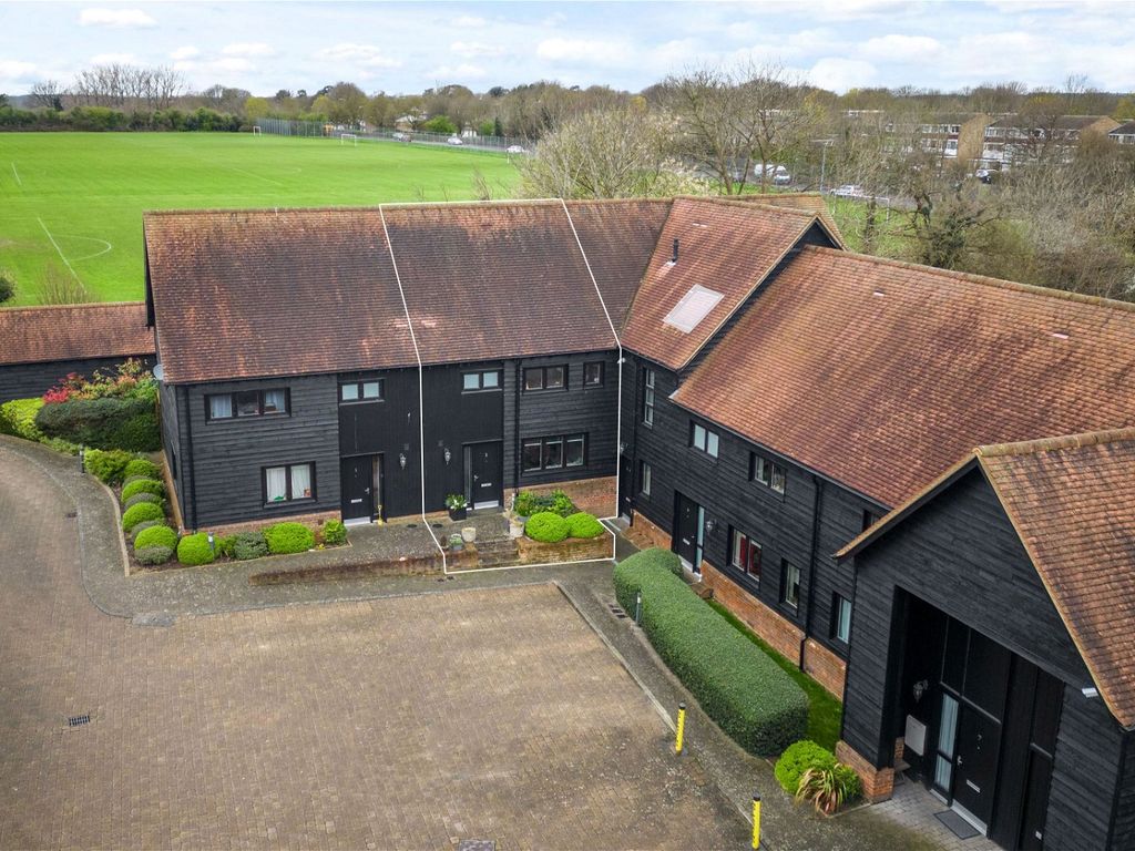3 bed barn conversion for sale in Pennine Way, Hemel Hempstead HP2, £