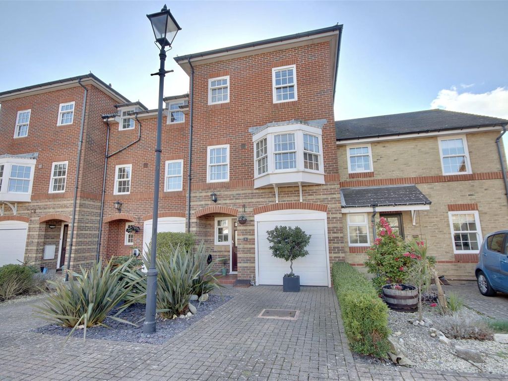 4 bed town house for sale in Hopkins Court, Southsea PO4 Zoopla
